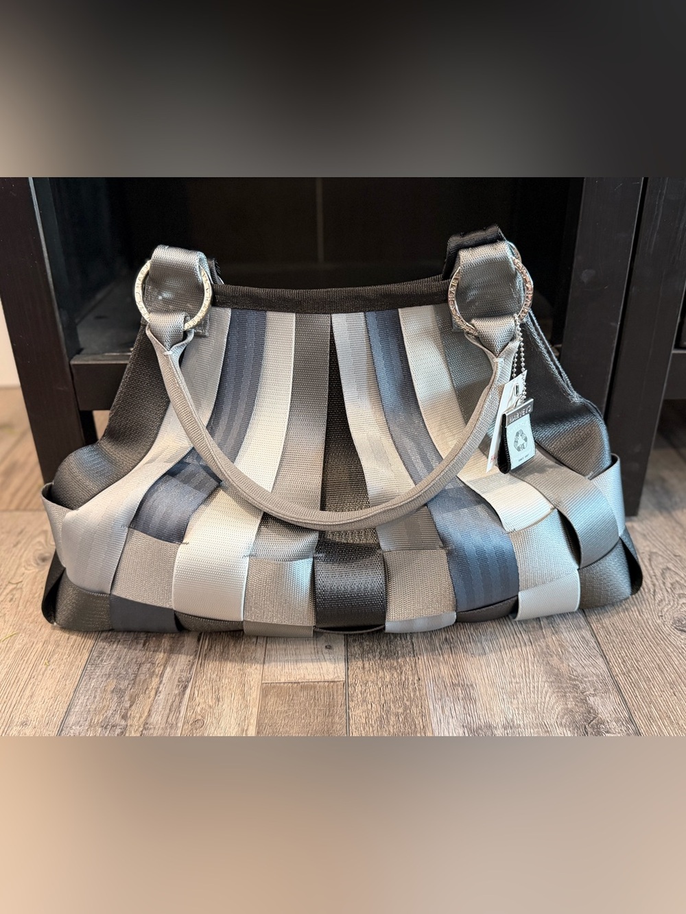 🌶️ NWT Harveys Treecycle Large Stella seatbelt bag in a grey and silver tone.